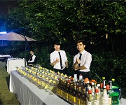 魔貼世家首次新品發布會邀請【佛山展翅調酒咖啡西點培訓學校】調酒師作為花式調酒演出嘉賓